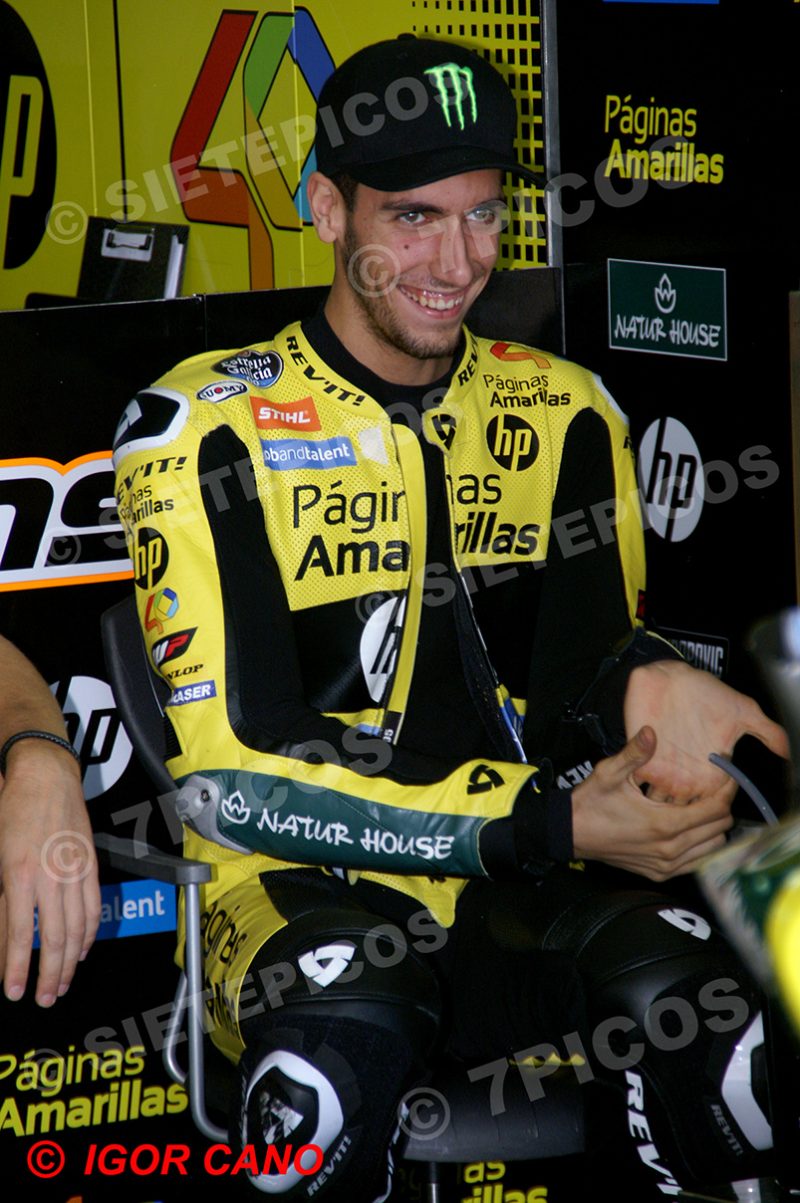 Piloto Alex Rins (40) (Paginas amarillas HP 40) calentando en el box
