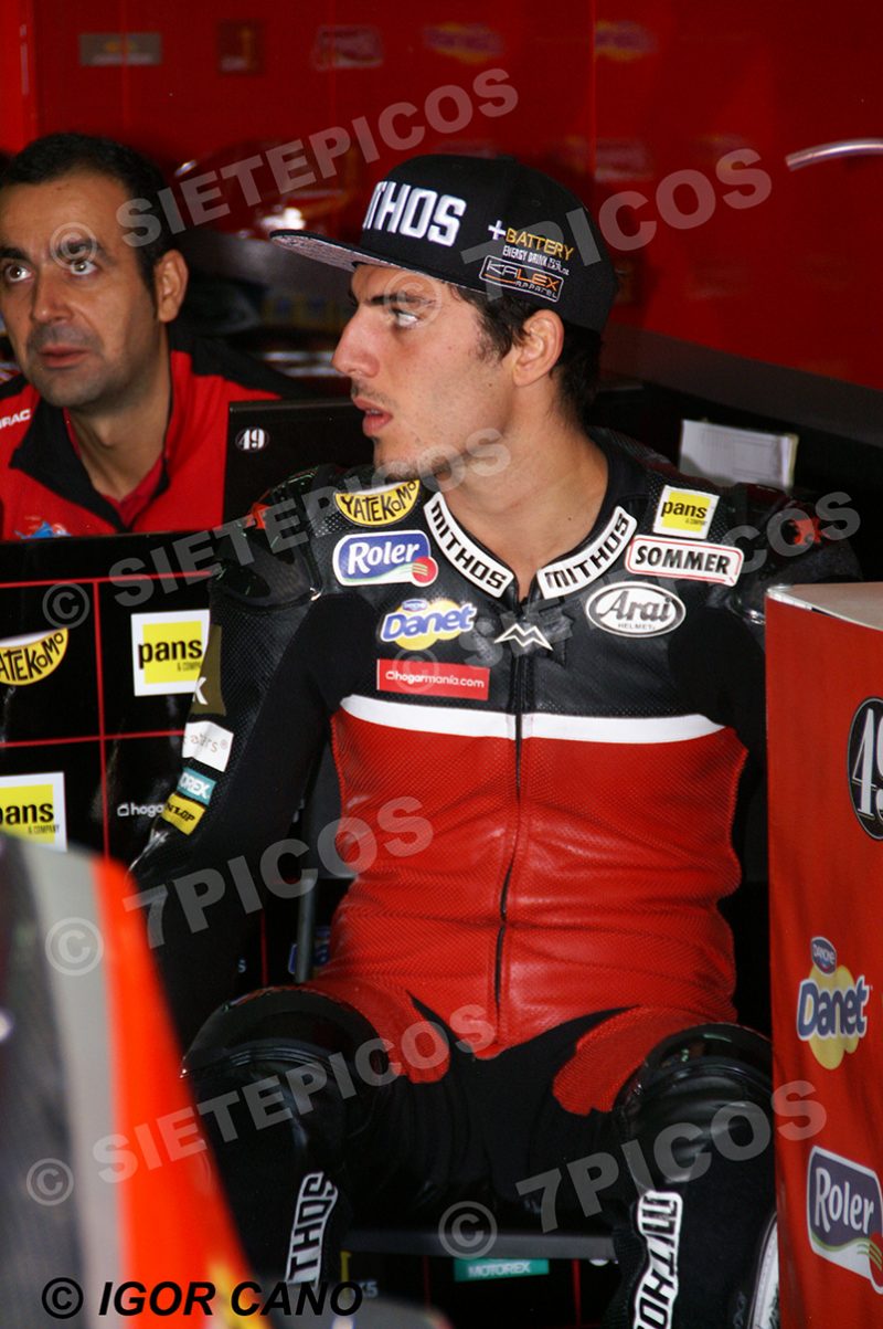 Piloto Axel Pons (AGR Team) sentado en el box Gran Premio Movistar de Aragon 2016 de Moto 2TM Motorland Alcañiz