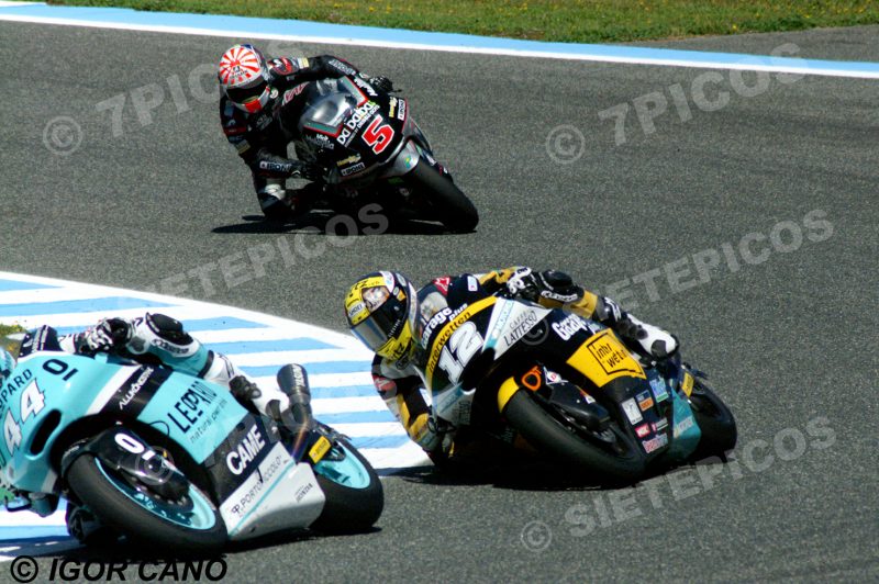 Pilotos Thomas Luthi (12) (Garage Plus Interwetten) y Johann Zarco (5) Ajomotorsport en carrera Gran Premio de España Jerez 2016 de Motociclismo