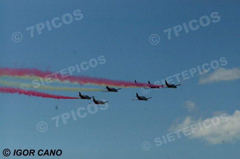 7 Aviones volando formando la bandera de España Gran Premio de España Jerez 2016 de Motociclismo