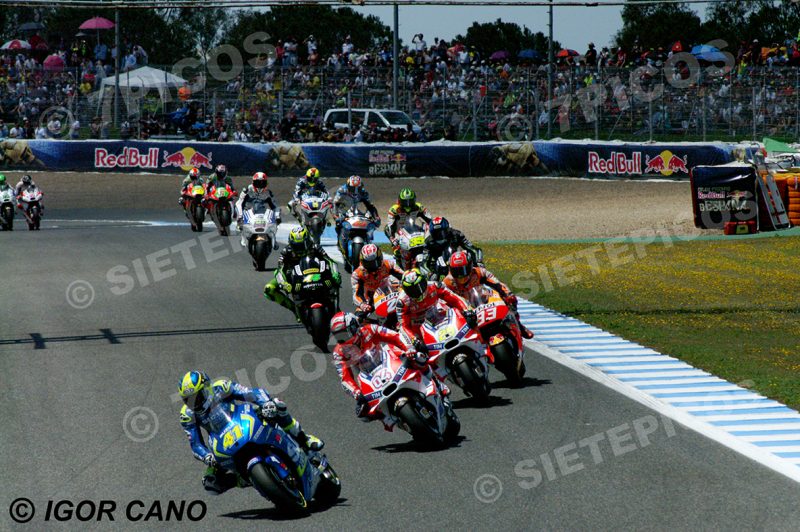 Pilotos Aleix Espargaró (41) (Team Suzuki Ecstar), Andrea Dovicioso (04) (Ducati Team), Andrea Iannone (29) (Ducati Team), Marc Marquez (93) (Repsol Honda), Dani Pedrosa (26) (Repsol Honda), Pol Espargaró (44) (Monster Yamaha Tech3) y Bradley Smith (38) (Monster Yamaha Tech3) vuelta de formacion Gran Premio de España Jerez 2016 de Motociclismo