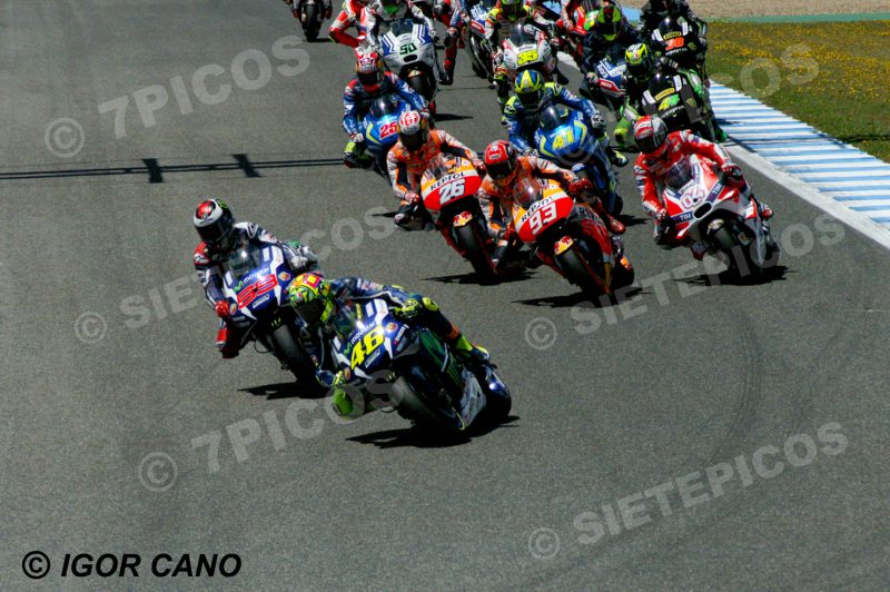 Pilotos Valentino Rossi (46) (Movistar Yamaha), Jorge Lorenzo (99) (Movistar Yamaha), Marc Marquez (93) (Repsol Honda), Dani Pedrosa (26) (Repsol Honda), Andrea Dovicioso (04) (Ducati Team), Aleix Espargaró (41) (Team Suzuki Ecstar), Maverick Viñales (25) (Team Suzuki Ecstar) y Pol Espargaró (44) (Monster Yamaha Tech3) en carrera Gran Premio de España Jerez 2016 de Motociclismo