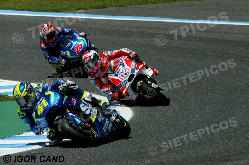 Pilotos Aleix Espargaró (41) (Team Suzuki Ecstar), Andrea Dovicioso (04) (Ducati Team) y Maverick Viñales (25) (Team Suzuki Ecstar) en carrera Gran Premio de España Jerez 2016 de Motociclismo