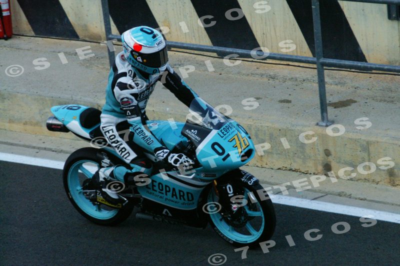 Piloto Hiroki Ono (76) (Leopard Racing) en el Pit Lane saliendo del box Gran Premio de la Comunidad Valenciana "Cheste" 2015 de Motociclismo