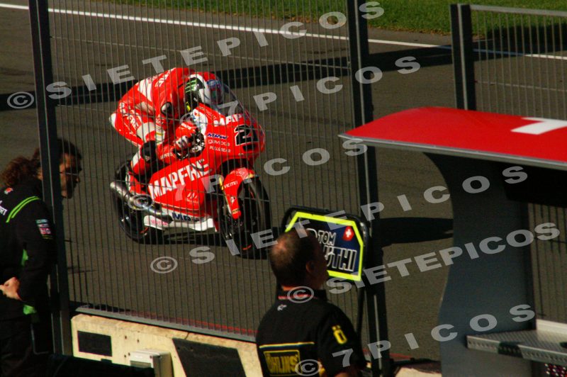 Piloto Francesco Bagnaia (21) (Mapfre Team Mahindra) en recta de meta en carrera Gran Premio de la Comunidad Valenciana "Cheste" 2015 de Motociclismo