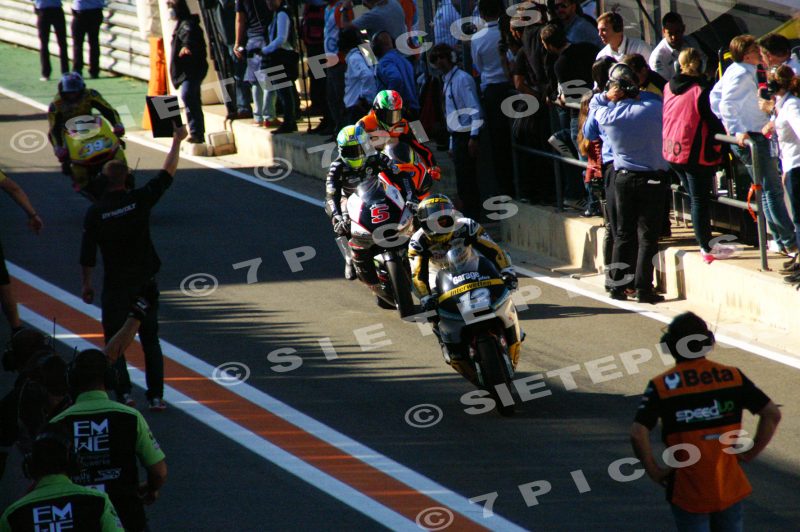 Pilotos Thomas Luthi (12) (Derendinger Racing Interwetten), Johann Zarco (5) (Ajomotorsport), Lorenzo Baldassarri (7) (Athina Forward Racing) y Luis Salom (39) (Paginas amarillas HP 40) entrando por Pit Lane a Boxes Gran Premio de la Comunidad Valenciana "Cheste" 2015 de Motociclismo