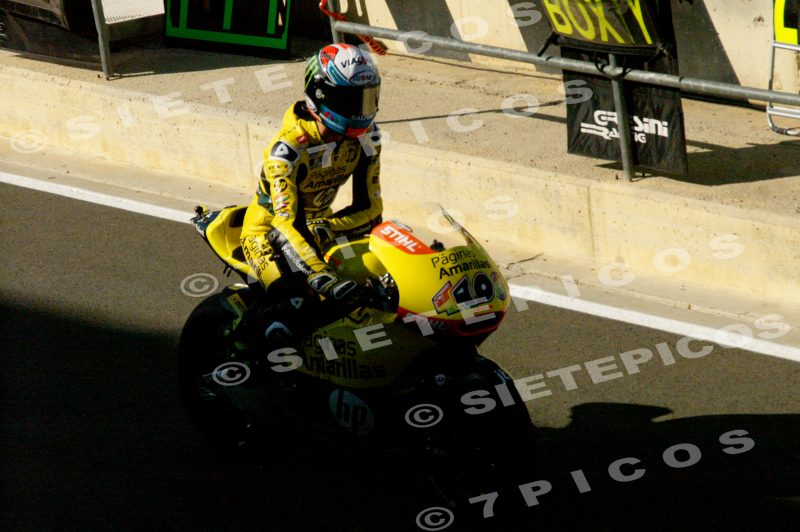 Piloto Alex Rins (40) (Paginas amarillas HP 40) en el Pit Lane saliendo del box Gran Premio de la Comunidad Valenciana "Cheste" 2015 de Motociclismo