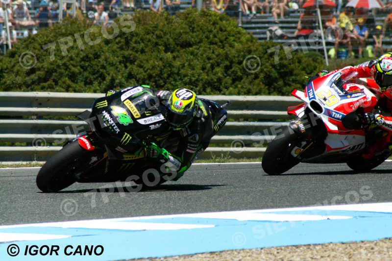 Pilotos Pol Espargaró (44) (Monster Yamaha Tech3) y Andrea Iannone (29) (Ducati Team) en circuito Gran Premio de España Jerez 2016 de Motociclismo
