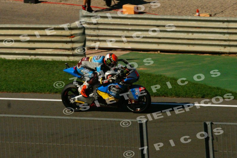 Piloto Tito Rabat (1) (Estrella Galicia 0,0 Marc VDS) en recta de meta en carrera Gran Premio de la Comunidad Valenciana "Cheste" 2015 de Motociclismo