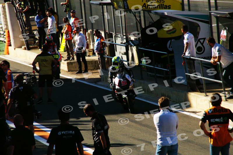 Piloto Johann Zarco (5) (Ajomotorsport) en pit lane llegando al Box Gran Premio de la Comunidad Valenciana "Cheste" 2015 de Motociclismo