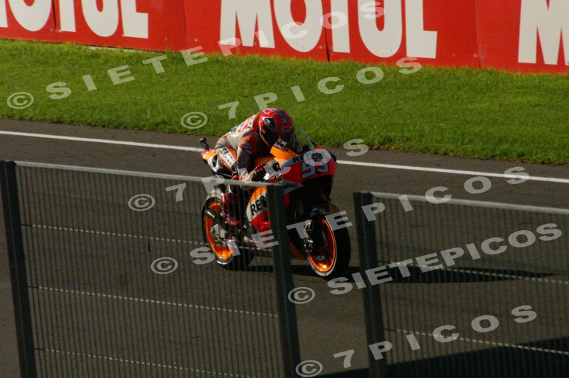 Piloto Marc Márquez (93) (Repsol Honda) en recta de meta en carrera Gran Premio de la Comunidad Valenciana "Cheste" 2015 de Motociclismo