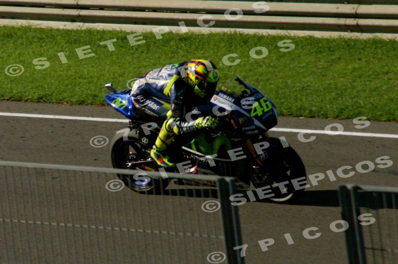 Piloto Valentino Rossi (46) (Movistar Yamaha) en recta de meta en carrera Gran Premio de la Comunidad Valenciana "Cheste" 2015 de Motociclismo