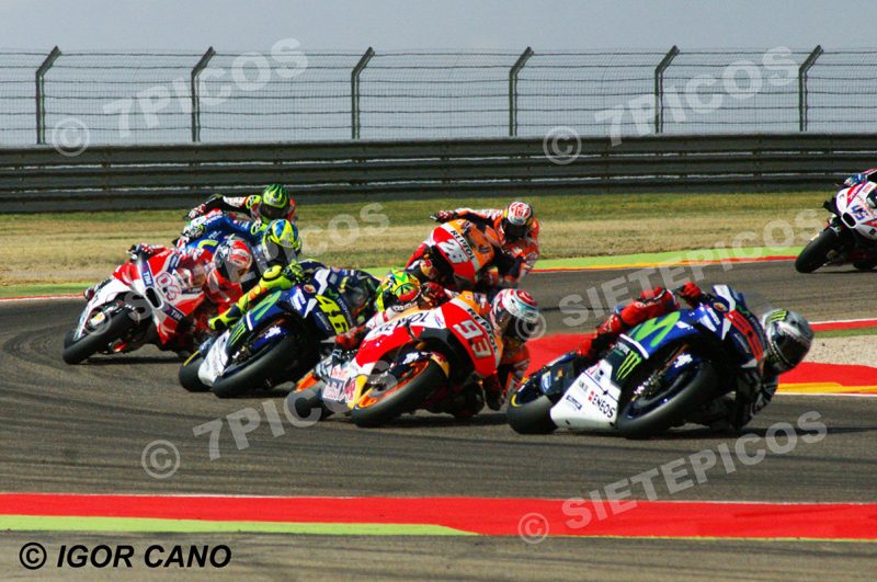 Pilotos Jorge Lorenzo (99) (Movistar Yamaha), Marc Marquez (93) (Repsol Honda), Valentino Rossi (46) (Movistar Yamaha), Andrea Dovicioso (04) (Ducati Team), Aleix Espargaró (41) (Team Suzuki Ecstar), Cal Crutchlow (35) (LCR Honda) y Dani Pedrosa (26) (Repsol Honda) curva 12 en carrera Gran Premio Movistar de Aragon 2016 de Motociclismo Motorland Alcañiz