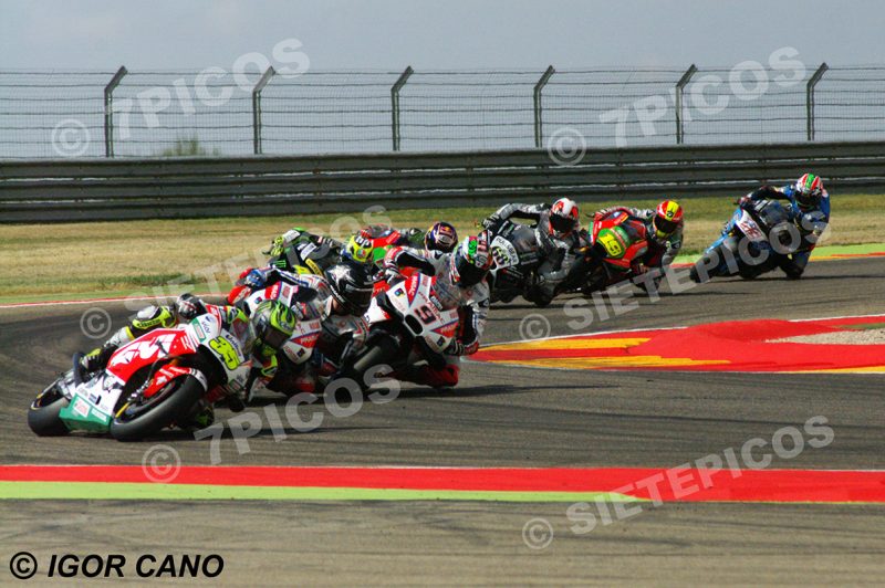 Pilotos Cal Crutchlow (35) (LCR Honda), Scott Redding (45) (Octo Pramac Yakhnich), Danilo Petrucci (9) (Octo Pramac Yakhnich), Pol Espargaró (44) (Monster Yamaha Tech3), Stefan Bradl (6) (Aprilia RacingTeam Gresini), Yonny Hernandez (68) (Pull&Bear Aspar Team), Alvaro Bautista (19) (Aprilia RacingTeam Gresini) y Nicky Hayden (69) (Estrella Galicia 0,0 Marc VDS) en curva 12 Gran Premio Movistar de Aragon 2016 de Motociclismo Motorland Alcañiz