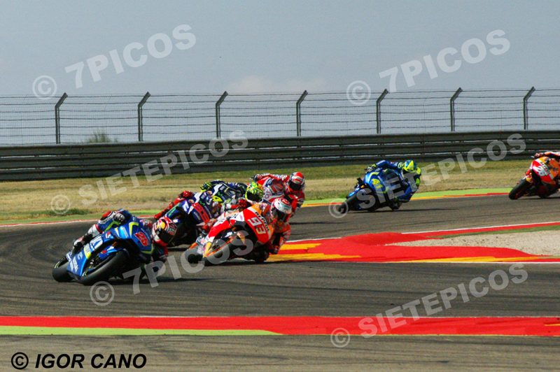 Pilotos Maverick Viñales (25) (Team Suzuki Ecstar), Marc Marquez (93) (Repsol Honda), Jorge Lorenzo (99) (Movistar Yamaha), Valentino Rossi (46) (Movistar Yamaha), Andrea Dovicioso (04) (Ducati Team), Aleix Espargaró (41) (Team Suzuki Ecstar), y Dani Pedrosa (26) (Repsol Honda) curva 12 en carrera Gran Premio Movistar de Aragon 2016 de Motociclismo Motorland Alcañiz