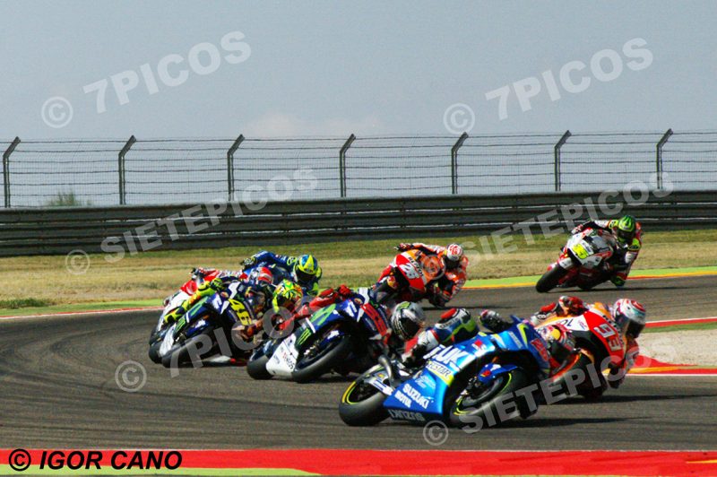 Pilotos Maverick Viñales (25) (Team Suzuki Ecstar), Marc Marquez (93) (Repsol Honda), Jorge Lorenzo (99) (Movistar Yamaha), Valentino Rossi (46) (Movistar Yamaha), Andrea Dovicioso (04) (Ducati Team), Aleix Espargaró (41) (Team Suzuki Ecstar), y Dani Pedrosa (26) (Repsol Honda) y Cal Crutchlow (35) (LCR Honda) curva 12 en carrera Gran Premio Movistar de Aragon 2016 de Motociclismo Motorland Alcañiz