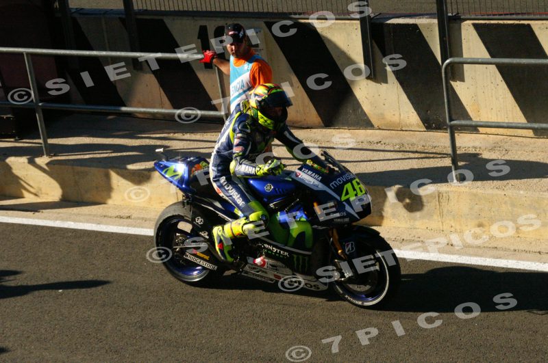 Entrada del piloto Valentino Rossi (46) (Movistar Yamaha) en Pit Lane despues de la carrrera Gran Premio de la Comunidad Valenciana "Cheste" 2015 de Motociclismo