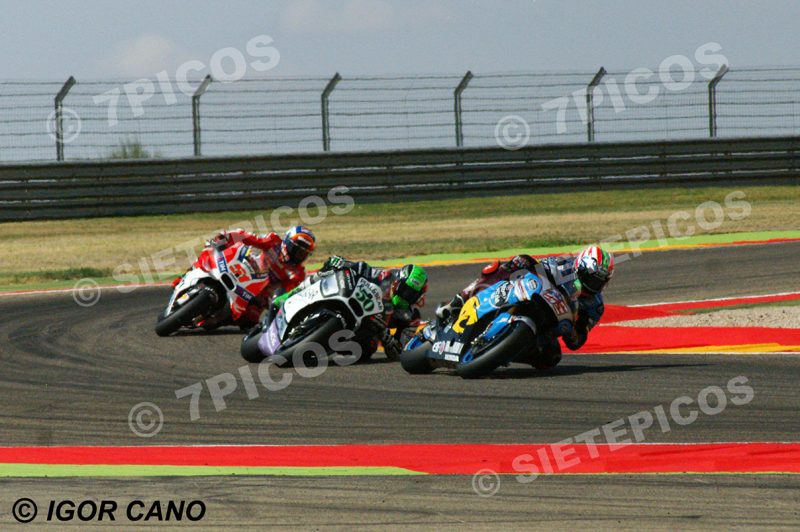 Pilotos Nicky Haiden (69) (Estrella Galicia 0,0 Marc VDS), Eugene Laverty (50) (Pull&Bear Aspar Team) y Michele Pirro (51) (Ducati Team) Curva 12 Gran Premio Movistar de Aragon 2016 de Motociclismo Motorland Alcañiz