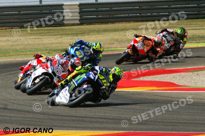 Pilotos Valentino Rossi (46) (Movistar Yamaha), Andrea Dovicioso (04) (Ducati Team), Marc Marquez (93) (Repsol Honda), Aleix Espargaró (41) (Team Suzuki Ecstar), Dani Pedrosa (26) (Repsol Honda) y Cal Crutchlow (35) (LCR Honda) curva 12 en carrera Gran Premio Movistar de Aragon 2016 de Motociclismo Motorland Alcañiz