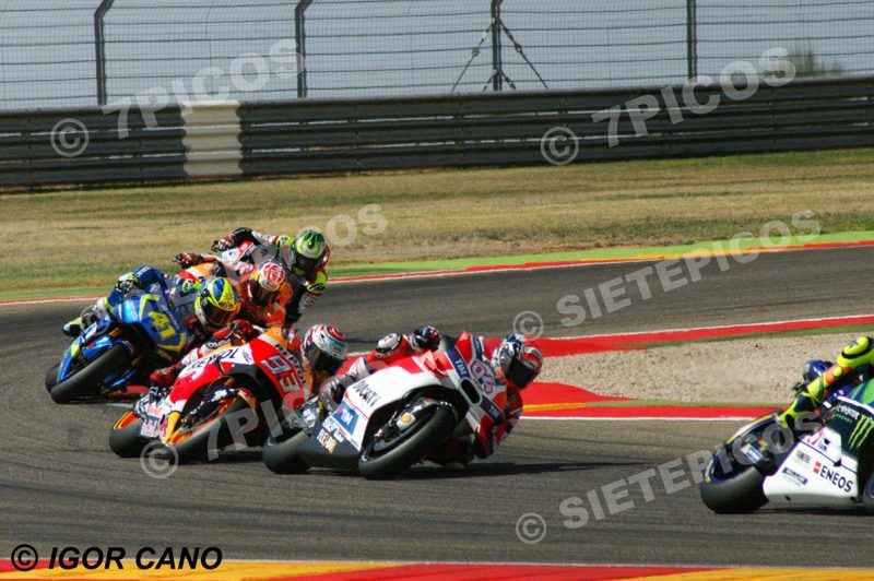Pilotos Andrea Dovicioso (04) (Ducati Team), Marc Marquez (93) (Repsol Honda), Aleix Espargaró (41) (Team Suzuki Ecstar), Dani Pedrosa (26) (Repsol Honda) y Cal Crutchlow (35) (LCR Honda) curva 12 en carrera Gran Premio Movistar de Aragon 2016 de Motociclismo Motorland Alcañiz