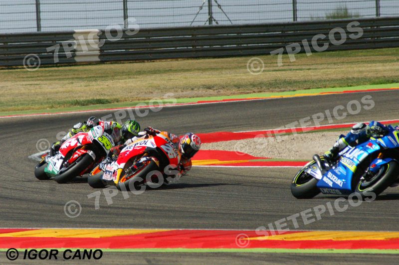 Pilotos Dani Pedrosa (26) (Repsol Honda) y Cal Crutchlow (35) (LCR Honda) curva 12 en carrera Gran Premio Movistar de Aragon 2016 de Motociclismo Motorland Alcañiz