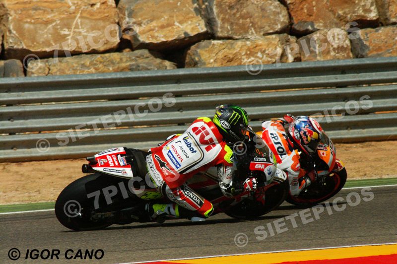 Conclusión del intento de adelantamiento Cal Crutchlow (35) (LCR Honda) por el interior a Dani Pedrosa (26) (Repsol Honda) en el muro en carrera Gran Premio Movistar de Aragon 2016 de Motociclismo Motorland Alcañiz