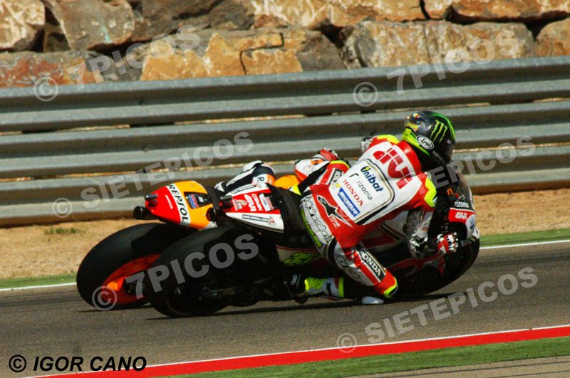 Intento de adelantamiento Cal Crutchlow (35) (LCR Honda) por el interior a Dani Pedrosa (26) (Repsol Honda) en el muro en carrera Gran Premio Movistar de Aragon 2016 de Motociclismo Motorland Alcañiz