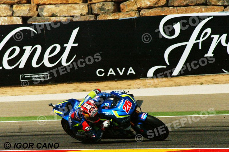 Piloto Maverick Viñales (25) (Team Suzuki Ecstar) en el muro Gran Premio Movistar de Aragon 2016 de Motociclismo Motorland Alcañiz