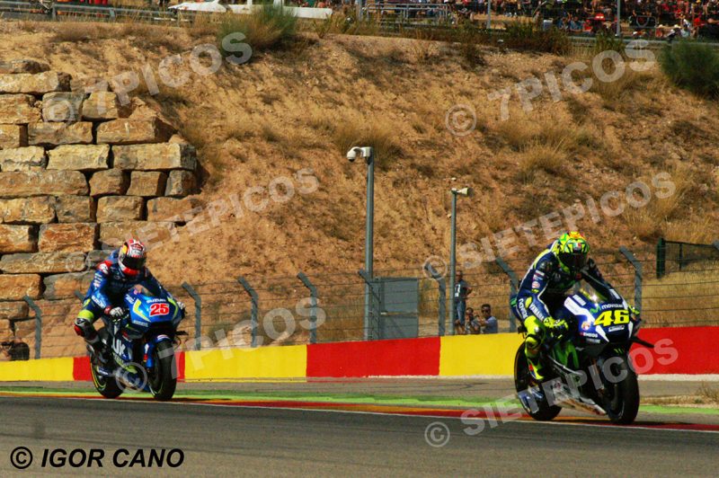 Pilotos Valentino Rossi (46) (Movistar Yamaha) y Maverick Viñales (25) (Team Suzuki Ecstar) en el muro en carrera Gran Premio Movistar de Aragon 2016 de Motociclismo Motorland Alcañiz