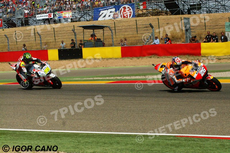 Pilotos Dani Pedrosa (26) (Repsol Honda) y Cal Crutchlow (35) (LCR Honda) en grada Dani Pedrosa Gran Premio Movistar de Aragon 2016 de Motociclismo Motorland Alcañiz