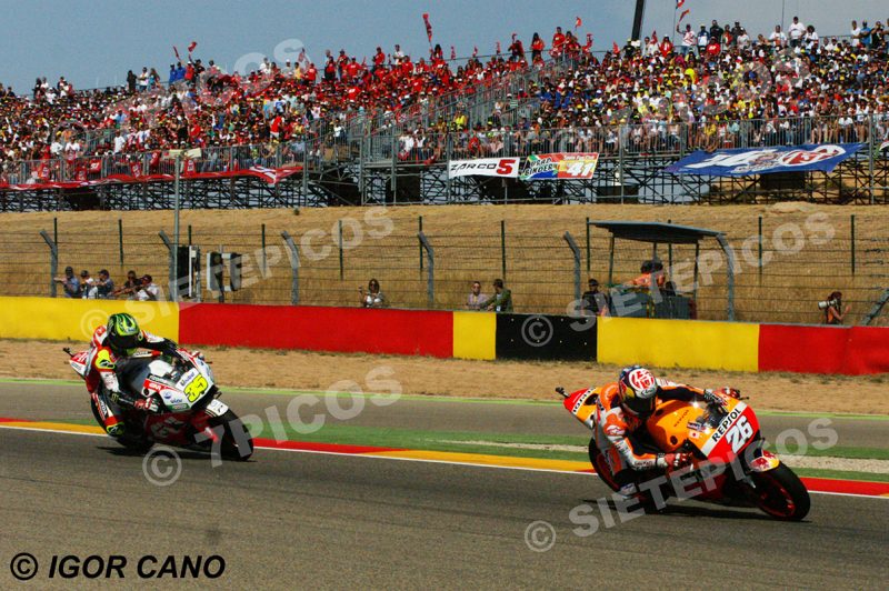 Pilotos Dani Pedrosa (26) (Repsol Honda) y Cal Crutchlow (35) (LCR Honda) en grada Marc Marquez-Dani Pedrosa Gran Premio Movistar de Aragon 2016 de Motociclismo Motorland Alcañiz