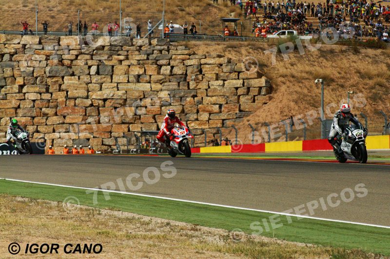Pilotos Yonny Hernandez (68) (Pull&Bear Aspar Team), Michele Pirro (51) (Ducati Team) y Eugene Laverty (50) (Pull&Bear Aspar Team) en muro Gran Premio Movistar de Aragon 2016 de Motociclismo Motorland Alcañiz