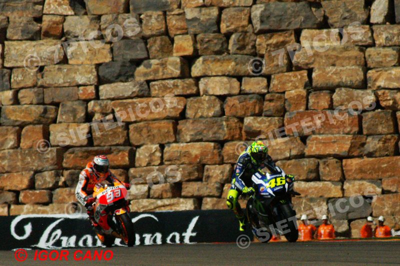 Pilotos Valentino Rossi (46) (Movistar Yamaha) y Marc Marquez (93) (Repsol Honda) en el muro en carrera Gran Premio Movistar de Aragon 2016 de Motociclismo Motorland Alcañiz