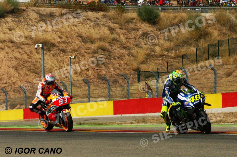 Pilotos Valentino Rossi (46) (Movistar Yamaha) y Marc Marquez (93) (Repsol Honda) en carrera Gran Premio Movistar de Aragon 2016 de Motociclismo Motorland Alcañiz