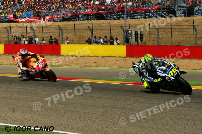 Pilotos Valentino Rossi (46) (Movistar Yamaha) y Marc Marquez (93) (Repsol Honda) en carrera Gran Premio Movistar de Aragon 2016 de Motociclismo Motorland Alcañiz