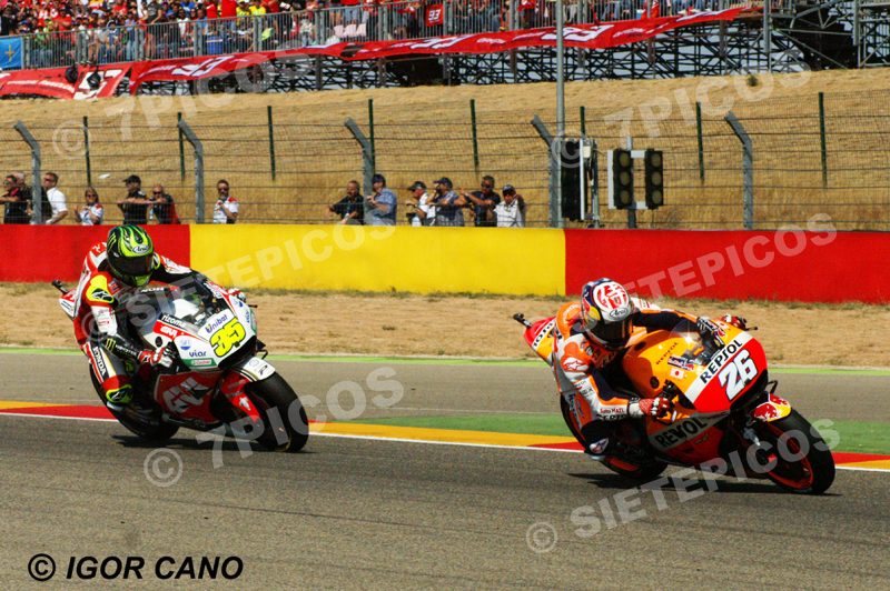 Pilotos Dani Pedrosa (26) (Repsol Honda) y Cal Crutchlow (35) (LCR Honda) en grada Marc Marquez Gran Premio Movistar de Aragon 2016 de Motociclismo Motorland Alcañiz