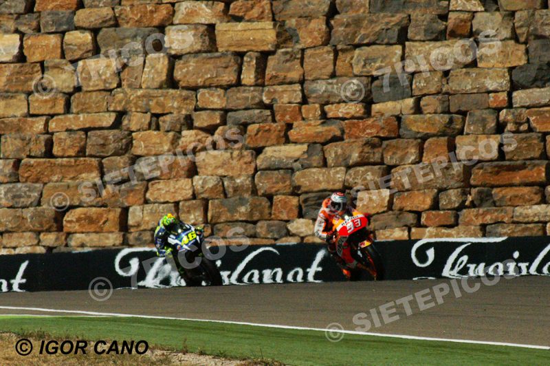 Pilotos Marc Marquez (93) (Repsol Honda) y Valentino Rossi (46) (Movistar Yamaha) en el muro en carrera Gran Premio Movistar de Aragon 2016 de Motociclismo Motorland Alcañiz
