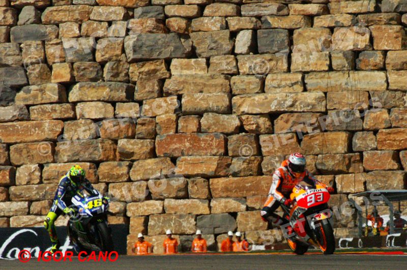 Pilotos Marc Marquez (93) (Repsol Honda) y Valentino Rossi (46) (Movistar Yamaha) en el muro en carrera Gran Premio Movistar de Aragon 2016 de Motociclismo Motorland Alcañiz
