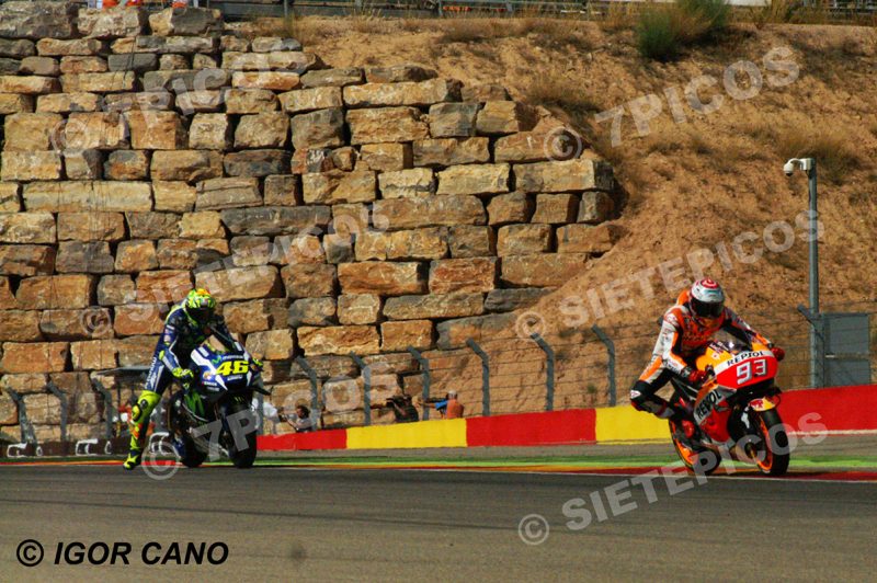 Pilotos Marc Marquez (93) (Repsol Honda) y Valentino Rossi (46) (Movistar Yamaha) en el muro en carrera Gran Premio Movistar de Aragon 2016 de Motociclismo Motorland Alcañiz