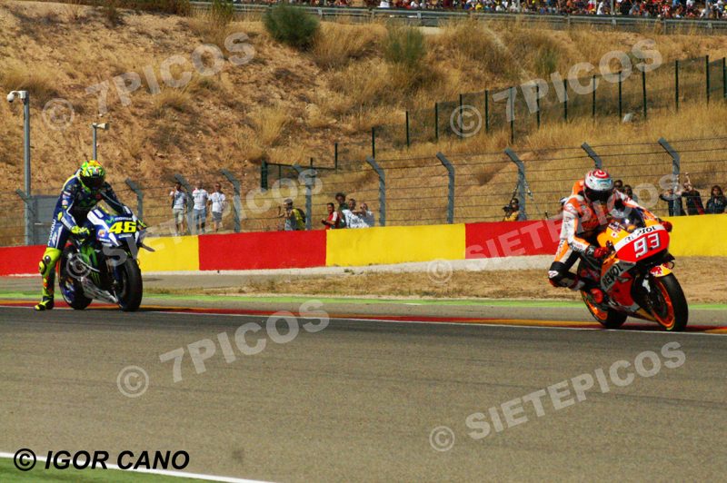 Pilotos Marc Marquez (93) (Repsol Honda) y Valentino Rossi (46) (Movistar Yamaha) en carrera Gran Premio Movistar de Aragon 2016 de Motociclismo Motorland Alcañiz