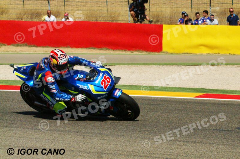 Piloto Maverick Viñales (25) (Team Suzuki Ecstar) en curva 14 Gran Premio Movistar de Aragon 2016 de Motociclismo Motorland Alcañiz