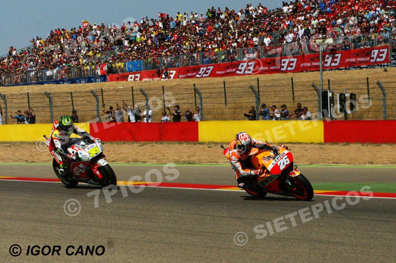 Pilotos Dani Pedrosa (26) (Repsol Honda) y Cal Crutchlow (35) (LCR Honda) en grada Marc Marquez Gran Premio Movistar de Aragon 2016 de Motociclismo Motorland Alcañiz