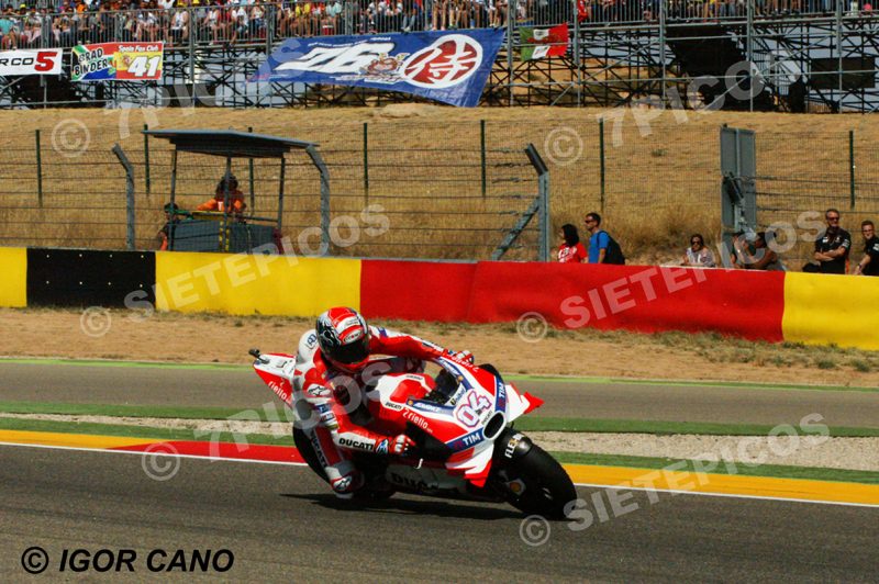 Piloto Andrea Dovicioso (04) (Ducati Team) en grada Dani Pedrosa en carrera Gran Premio Movistar de Aragon 2016 de Motociclismo Motorland Alcañiz