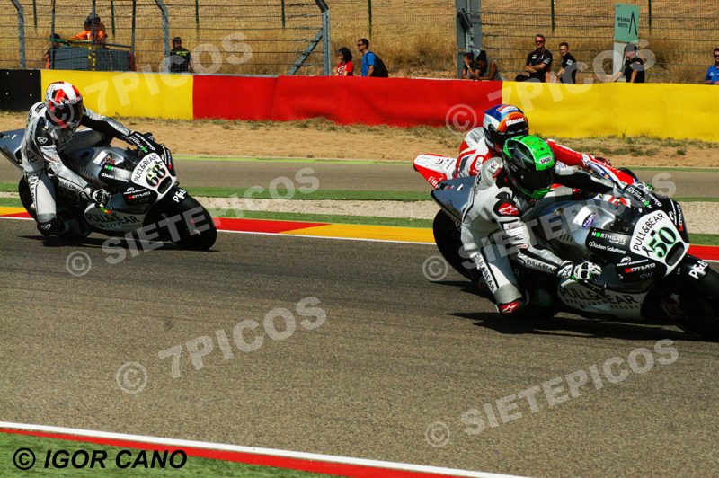Adelantamiento por el interior curva 14 de Eugene Laverty (50) (Pull&Bear Aspar Team) a Michele Pirro (51) (Ducati Team) junto a Yonny Hernandez (68) (Pull&Bear Aspar Team) Gran Premio Movistar de Aragon 2016 de Motociclismo Motorland Alcañiz