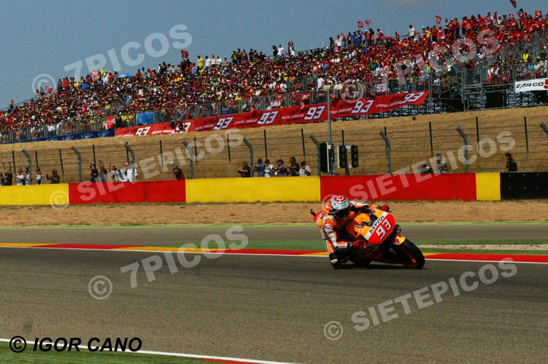 Piloto Marc Marquez (93) (Repsol Honda) junto a su grada en carrera Gran Premio Movistar de Aragon 2016 de Motociclismo Motorland Alcañiz