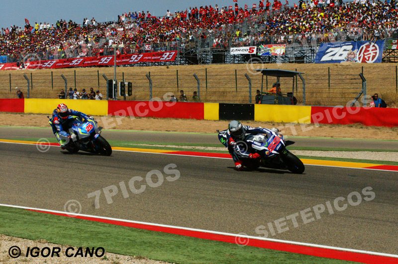 Pilotos Jorge Lorenzo (99) (Movistar Yamaha) y Maverick Viñales (25) (Team Suzuki Ecstar) Curva 14 en carrera Gran Premio Movistar de Aragon 2016 de Motociclismo Motorland Alcañiz