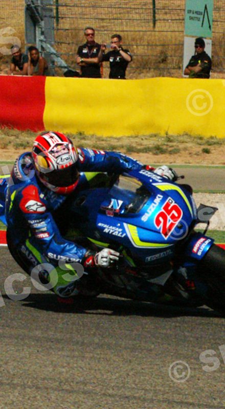 Piloto Maverick Viñales (25) (Team Suzuki Ecstar) en curva 14 Gran Premio Movistar de Aragon 2016 de Motociclismo Motorland Alcañiz
