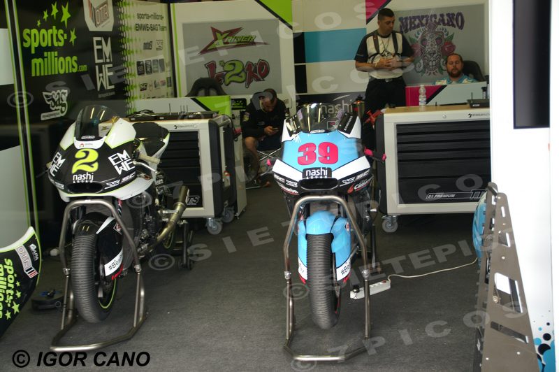 Motocicletas sobre caballetes pilotos Jesko Raffin (2) (Sports Millions) y Luis Salom (39) (Sag Team) en Box Gran Premio de España Jerez 2016 de Motociclismo