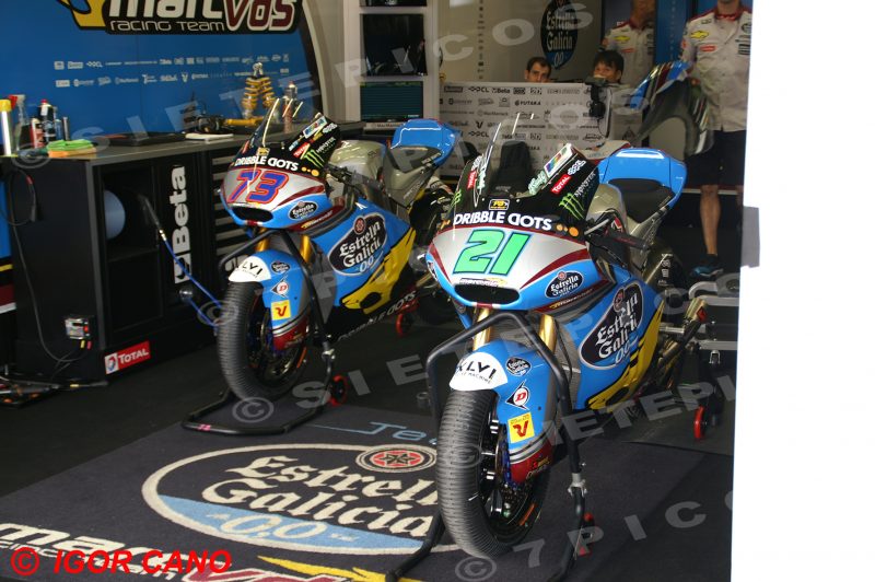 Motocicletas sobre caballetes pilotos Estrella Galicia 0,0 Marc VDS Alex Marquez (73) y Franco Morbidelli (21) en Box Gran Premio de España Jerez 2016 de Motociclismo