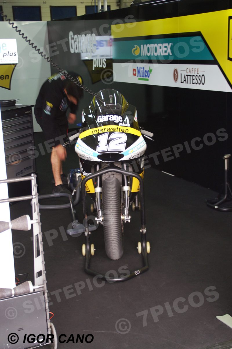 Motocicleta sobre caballetes piloto Thomas Luthi (12) (Garage Plus Interwetten) en Box Gran Premio de España Jerez 2016 de Motociclismo